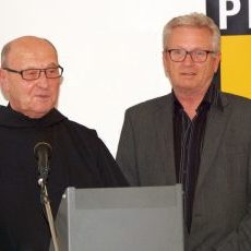 Pater Basilius Sandner mit dem Vorsitzenden des Plaidter Geschichtsvereins, Frank Neupert