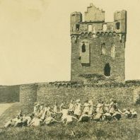 Schulkinder um 1930 auf dem Hügel hinter Burg "Wernerseck"